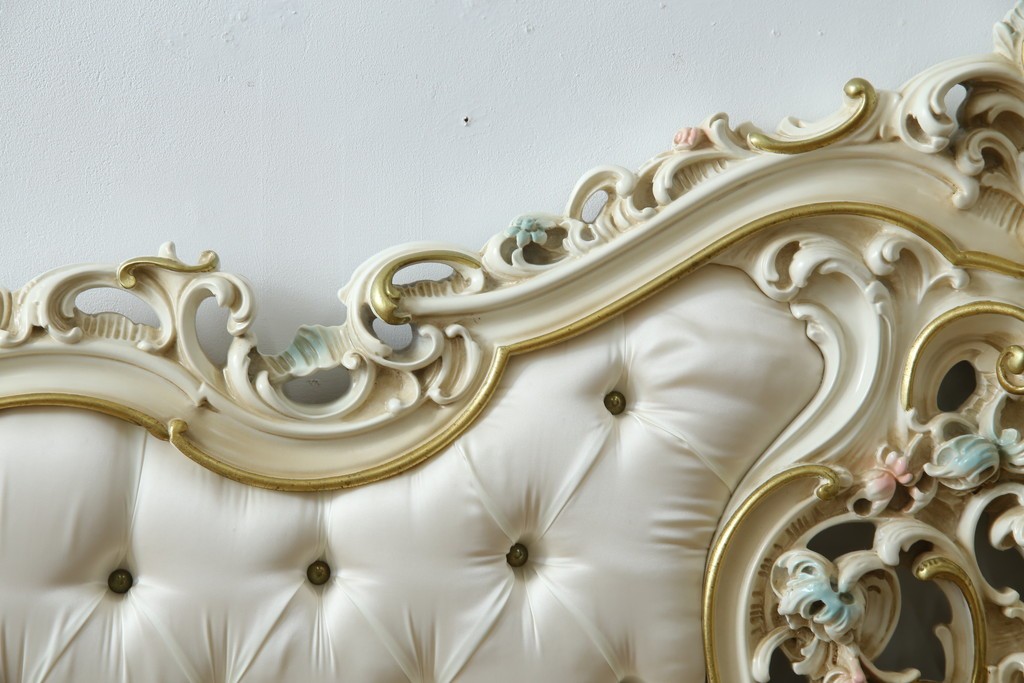 中古　イタリア高級家具　SILIK(シリック)　ロココ調装飾が華やかなキングサイズのベッドフレーム　定価約125万円相当　(R-085394)