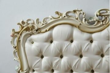 中古　イタリア高級家具　SILIK(シリック)　ロココ調装飾が華やかなキングサイズのベッドフレーム　定価約125万円相当　(R-085394)