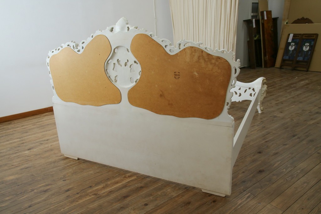 中古　イタリア高級家具　SILIK(シリック)　ロココ調装飾が華やかなキングサイズのベッドフレーム　定価約125万円相当　(R-085394)