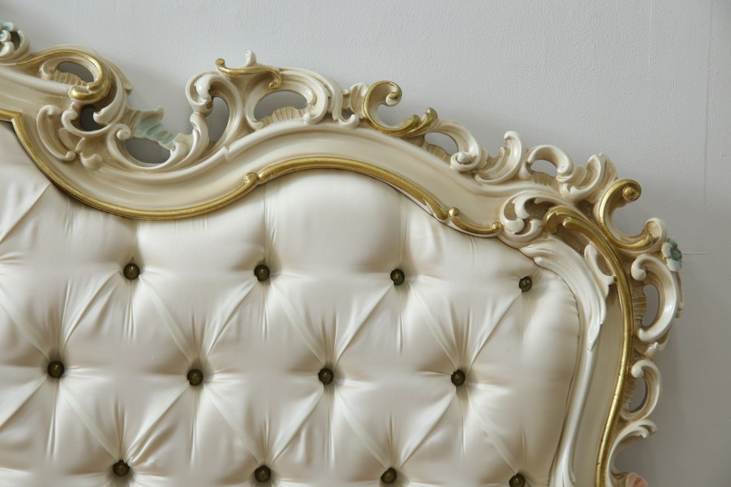 中古　イタリア高級家具　SILIK(シリック)　ロココ調装飾が華やかなキングサイズのベッドフレーム　定価約125万円相当　(R-085394)