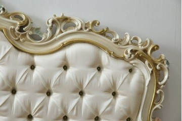 中古　イタリア高級家具　SILIK(シリック)　ロココ調装飾が華やかなキングサイズのベッドフレーム　定価約125万円相当　(R-085394)