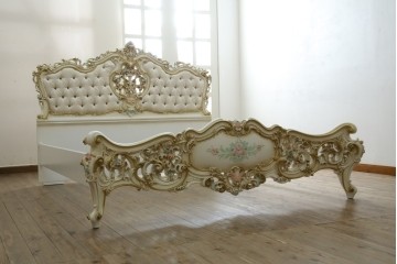 中古　イタリア高級家具　SILIK(シリック)　ロココ調装飾が華やかなキングサイズのベッドフレーム　定価約125万円相当　(R-085394)