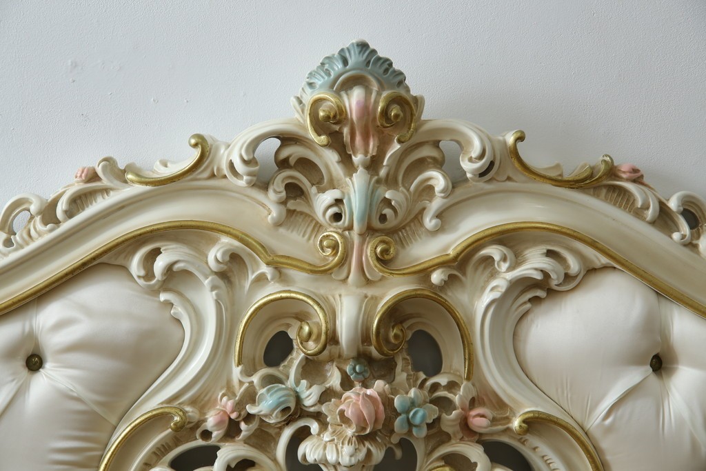 中古　イタリア高級家具　SILIK(シリック)　ロココ調装飾が華やかなキングサイズのベッドフレーム　定価約125万円相当　(R-085394)