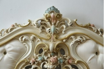 中古　イタリア高級家具　SILIK(シリック)　ロココ調装飾が華やかなキングサイズのベッドフレーム　定価約125万円相当　(R-085394)