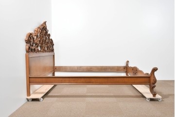 中古　イタリア製　高級品　ロココ調の美しい彫刻が魅力的なキングサイズのベッドフレーム　(R-085395)