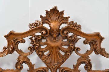 中古　イタリア製　高級品　ロココ調の美しい彫刻が魅力的なキングサイズのベッドフレーム　(R-085395)