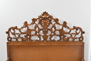 中古　イタリア製　高級品　ロココ調の美しい彫刻が魅力的なキングサイズのベッドフレーム　(R-085395)