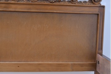 中古　イタリア製　高級品　ロココ調の美しい彫刻が魅力的なキングサイズのベッドフレーム　(R-085395)