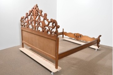 中古　イタリア製　高級品　ロココ調の美しい彫刻が魅力的なキングサイズのベッドフレーム　(R-085395)