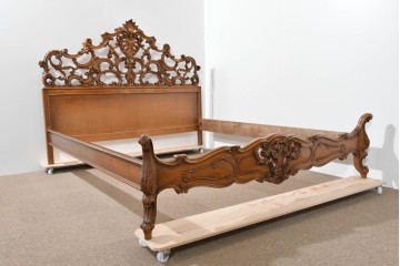 中古　イタリア製　高級品　ロココ調の美しい彫刻が魅力的なキングサイズのベッドフレーム　(R-085395)