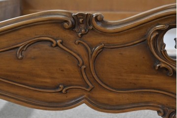 中古　イタリア製　高級品　ロココ調の美しい彫刻が魅力的なキングサイズのベッドフレーム　(R-085395)