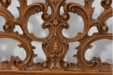 中古　イタリア製　高級品　ロココ調の美しい彫刻が魅力的なキングサイズのベッドフレーム　(R-085395)