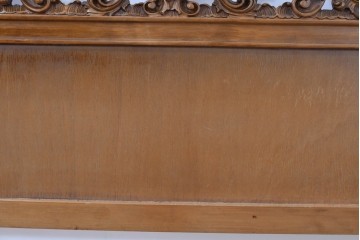 中古　イタリア製　高級品　ロココ調の美しい彫刻が魅力的なキングサイズのベッドフレーム　(R-085395)