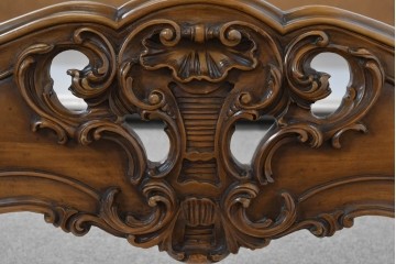 中古　イタリア製　高級品　ロココ調の美しい彫刻が魅力的なキングサイズのベッドフレーム　(R-085395)