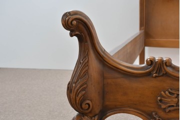 中古　イタリア製　高級品　ロココ調の美しい彫刻が魅力的なキングサイズのベッドフレーム　(R-085395)