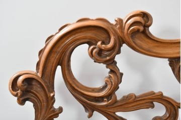 中古　イタリア製　高級品　ロココ調の美しい彫刻が魅力的なキングサイズのベッドフレーム　(R-085395)