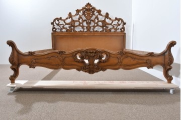 中古　イタリア製　高級品　ロココ調の美しい彫刻が魅力的なキングサイズのベッドフレーム　(R-085395)