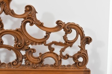 中古　イタリア製　高級品　ロココ調の美しい彫刻が魅力的なキングサイズのベッドフレーム　(R-085395)