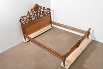 中古　イタリア製　高級品　ロココ調の美しい彫刻が魅力的なキングサイズのベッドフレーム　(R-085395)