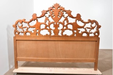 中古　イタリア製　高級品　ロココ調の美しい彫刻が魅力的なキングサイズのベッドフレーム　(R-085395)