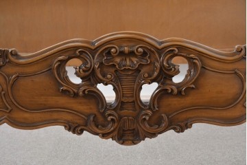 中古　イタリア製　高級品　ロココ調の美しい彫刻が魅力的なキングサイズのベッドフレーム　(R-085395)