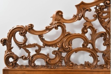 中古　イタリア製　高級品　ロココ調の美しい彫刻が魅力的なキングサイズのベッドフレーム　(R-085395)