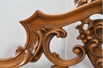 中古　イタリア製　高級品　ロココ調の美しい彫刻が魅力的なキングサイズのベッドフレーム　(R-085395)