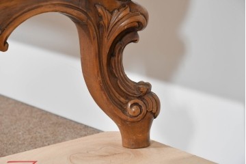 中古　イタリア製　高級品　ロココ調の美しい彫刻が魅力的なキングサイズのベッドフレーム　(R-085395)