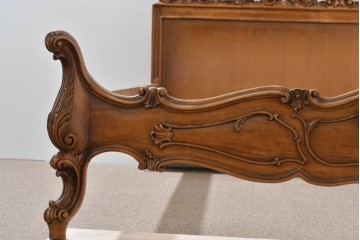 中古　イタリア製　高級品　ロココ調の美しい彫刻が魅力的なキングサイズのベッドフレーム　(R-085395)