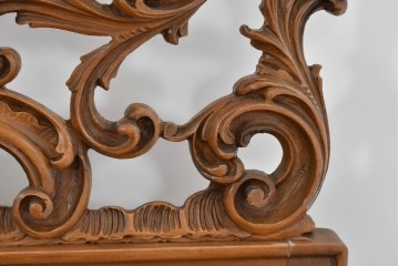 中古　イタリア製　高級品　ロココ調の美しい彫刻が魅力的なキングサイズのベッドフレーム　(R-085395)
