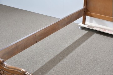 中古　イタリア製　高級品　ロココ調の美しい彫刻が魅力的なキングサイズのベッドフレーム　(R-085395)