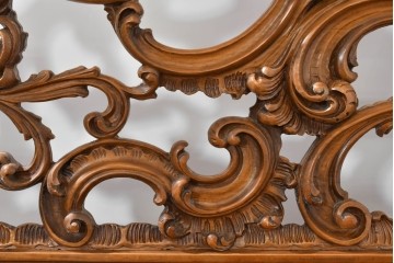 中古　イタリア製　高級品　ロココ調の美しい彫刻が魅力的なキングサイズのベッドフレーム　(R-085395)