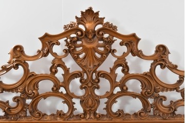 中古　イタリア製　高級品　ロココ調の美しい彫刻が魅力的なキングサイズのベッドフレーム　(R-085395)
