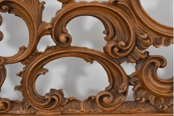 中古　イタリア製　高級品　ロココ調の美しい彫刻が魅力的なキングサイズのベッドフレーム　(R-085395)