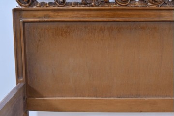 中古　イタリア製　高級品　ロココ調の美しい彫刻が魅力的なキングサイズのベッドフレーム　(R-085395)