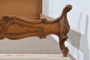 中古　イタリア製　高級品　ロココ調の美しい彫刻が魅力的なキングサイズのベッドフレーム　(R-085395)