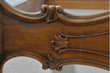 中古　イタリア製　高級品　ロココ調の美しい彫刻が魅力的なキングサイズのベッドフレーム　(R-085395)