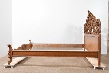 中古　イタリア製　高級品　ロココ調の美しい彫刻が魅力的なキングサイズのベッドフレーム　(R-085395)