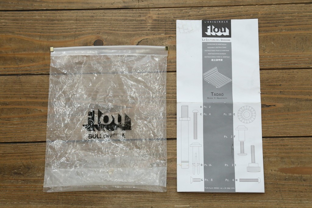 中古　イタリア製　Flou(フルー)　Tadao (タダオ)　Vico Magistretti(ヴィコ・マジストレッティ)　直線的な統一されたラインが美しいキングサイズのベッドフレーム　定価約55万円　(R-085396)