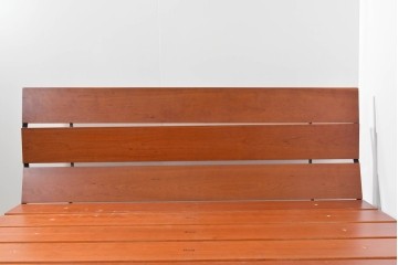 中古　イタリア製　Flou(フルー)　Tadao (タダオ)　Vico Magistretti(ヴィコ・マジストレッティ)　直線的な統一されたラインが美しいキングサイズのベッドフレーム　定価約55万円　(R-085396)