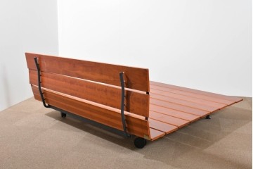 中古　イタリア製　Flou(フルー)　Tadao (タダオ)　Vico Magistretti(ヴィコ・マジストレッティ)　直線的な統一されたラインが美しいキングサイズのベッドフレーム　定価約55万円　(R-085396)