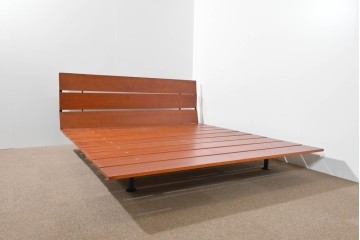 中古　イタリア製　Flou(フルー)　Tadao (タダオ)　Vico Magistretti(ヴィコ・マジストレッティ)　直線的な統一されたラインが美しいキングサイズのベッドフレーム　定価約55万円　(R-085396)