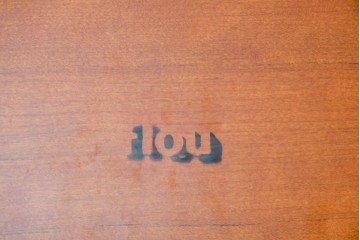 中古　イタリア製　Flou(フルー)　Tadao (タダオ)　Vico Magistretti(ヴィコ・マジストレッティ)　直線的な統一されたラインが美しいキングサイズのベッドフレーム　定価約55万円　(R-085396)