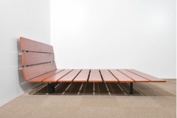 中古　イタリア製　Flou(フルー)　Tadao (タダオ)　Vico Magistretti(ヴィコ・マジストレッティ)　直線的な統一されたラインが美しいキングサイズのベッドフレーム　定価約55万円　(R-085396)