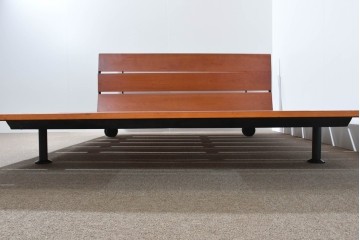 中古　イタリア製　Flou(フルー)　Tadao (タダオ)　Vico Magistretti(ヴィコ・マジストレッティ)　直線的な統一されたラインが美しいキングサイズのベッドフレーム　定価約55万円　(R-085396)