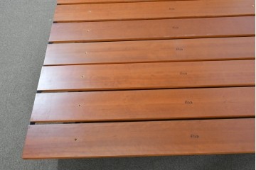 中古　イタリア製　Flou(フルー)　Tadao (タダオ)　Vico Magistretti(ヴィコ・マジストレッティ)　直線的な統一されたラインが美しいキングサイズのベッドフレーム　定価約55万円　(R-085396)