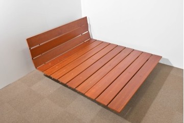 中古　イタリア製　Flou(フルー)　Tadao (タダオ)　Vico Magistretti(ヴィコ・マジストレッティ)　直線的な統一されたラインが美しいキングサイズのベッドフレーム　定価約55万円　(R-085396)