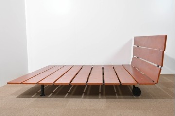 中古　イタリア製　Flou(フルー)　Tadao (タダオ)　Vico Magistretti(ヴィコ・マジストレッティ)　直線的な統一されたラインが美しいキングサイズのベッドフレーム　定価約55万円　(R-085396)