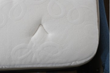 中古　DeRUCCI(デルッチ/慕思)のベッドフレームとREGALIA(レガリア)のマットレスのセット(クイーンサイズ)　セット定価約43万円相当　(R-085397)