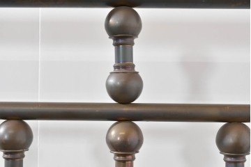 アメリカヴィンテージ　高級品　Brass Beds of Virginia　格調高いポール装飾のダブルサイズベッドフレーム　(R-085398)